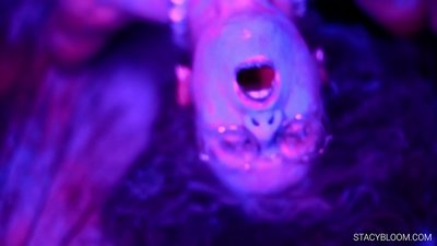 Малышка Мастурбирует На Камеру и Доводит Себя До Оргазма